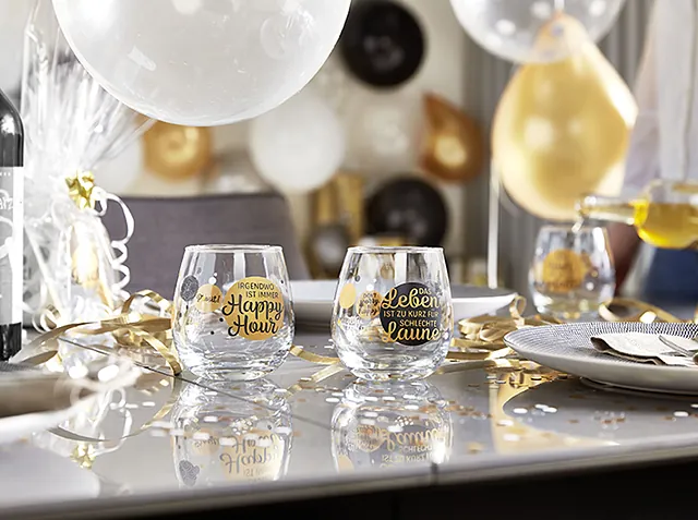 formano Cocktailgläser mit Spruch auf Tisch